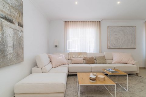 Apartamento de 3 dormitorios en venta en Barcelona, Cataluña, Spain № 8698 - foto 2