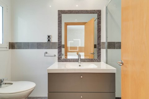 Apartamento de 3 dormitorios en venta en Barcelona, Cataluña, Spain № 8698 - foto 26