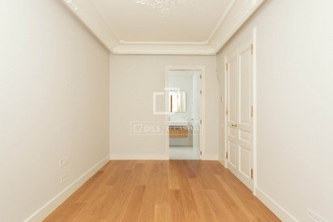 Apartamento de 2 dormitorios en venta en Barcelona, Cataluña, Spain № 8700 - foto 7