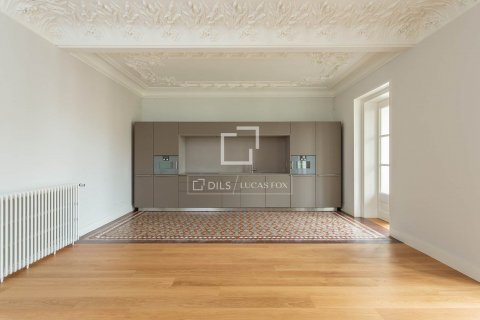 Apartamento de 2 dormitorios en venta en Barcelona, Cataluña, Spain № 8700 - foto 3