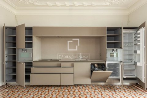 Apartamento de 2 dormitorios en venta en Barcelona, Cataluña, Spain № 8700 - foto 2