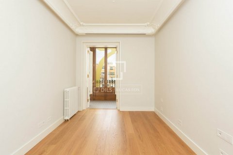 Apartamento de 2 dormitorios en venta en Barcelona, Cataluña, Spain № 8700 - foto 6