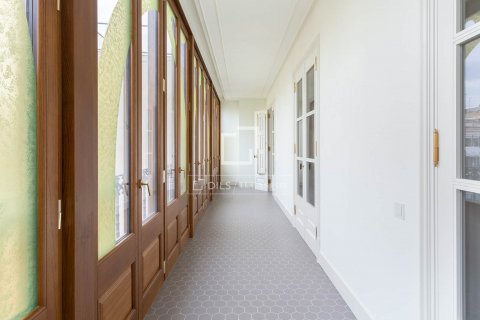 Apartamento de 2 dormitorios en venta en Barcelona, Cataluña, Spain № 8700 - foto 12