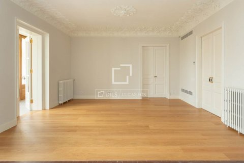 Apartamento de 2 dormitorios en venta en Barcelona, Cataluña, Spain № 8700 - foto 5