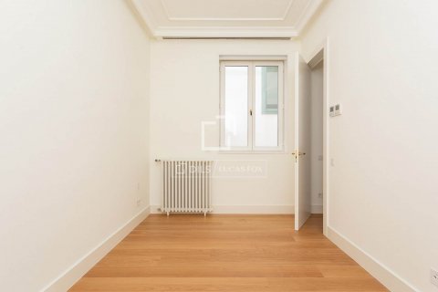 Apartamento de 2 dormitorios en venta en Barcelona, Cataluña, Spain № 8700 - foto 9