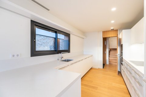 Сasa de 6 dormitorios en alquiler en Barcelona, Cataluña, Spain № 1559 - foto 5