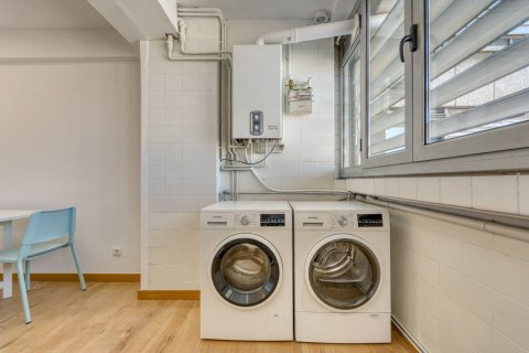 Apartamento de 3 dormitorios en venta en Barcelona, Cataluña, Spain № 1417 - foto 12
