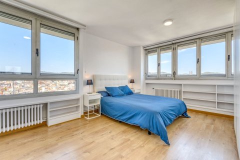 Apartamento de 3 dormitorios en venta en Barcelona, Cataluña, Spain № 1417 - foto 15