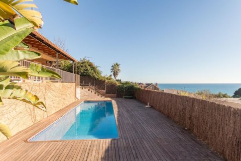 Сasa de 4 dormitorios en venta en Arenys de Mar, Barcelona, Cataluña, Spain № 1423