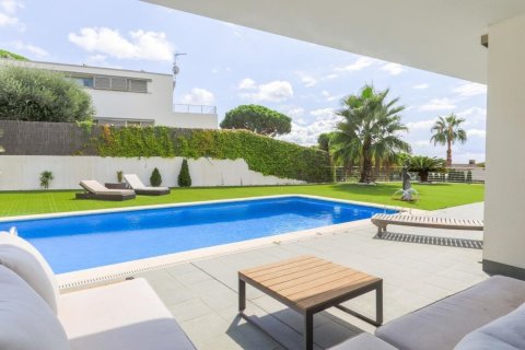 Сasa de 5 dormitorios en venta en Arenys de Mar, Barcelona, Cataluña, Spain № 1422 - foto 4