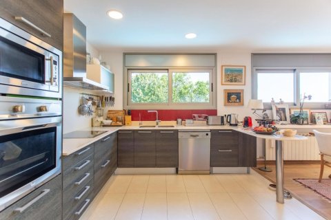 Сasa de 4 dormitorios en venta en Sant Cebrià de Vallalta, Barcelona, Cataluña, Spain № 1420 - foto 12