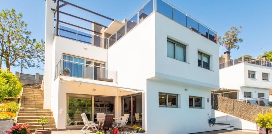 Сasa de 4 dormitorios en venta en Sant Cebrià de Vallalta, Barcelona, Cataluña, Spain № 1420