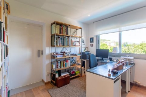 Сasa de 4 dormitorios en venta en Sant Cebrià de Vallalta, Barcelona, Cataluña, Spain № 1420 - foto 25