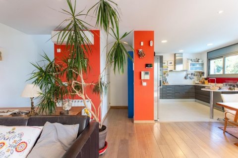 Сasa de 4 dormitorios en venta en Sant Cebrià de Vallalta, Barcelona, Cataluña, Spain № 1420 - foto 11