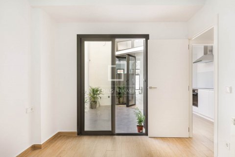 Apartamento de 2 dormitorios en venta en Barcelona, Cataluña, Spain № 8783 - foto 7