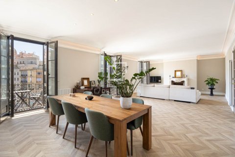 Apartamento de 4 dormitorios en venta en Barcelona, Cataluña, Spain № 8787