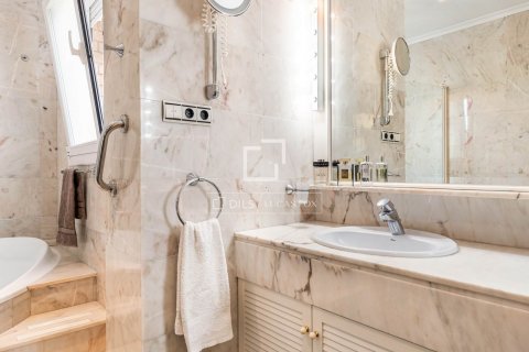 Villa de 6 dormitorios en venta en Sant Just Desvern, Barcelona, Cataluña, Spain № 8573 - foto 28