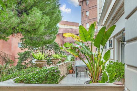 Apartamento de 7 dormitorios en venta en Barcelona, Cataluña, Spain № 5315 - foto 2