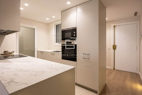 Apartamento de 3 dormitorios en venta en Barcelona, Cataluña, Spain № 3840 - foto 14
