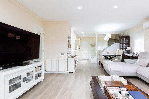 Villa de 4 dormitorios en venta en Castelldefels, Barcelona, Cataluña, Spain № 4326 - foto 12