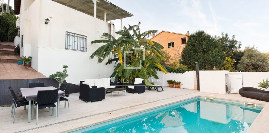 Villa de 4 dormitorios en venta en Castelldefels, Barcelona, Cataluña, Spain № 4326