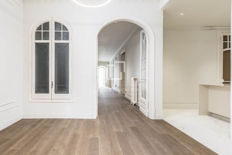 4 bedrooms apartment for sale in Barcelona, Catalonia, Spain № 4324 - photo 11