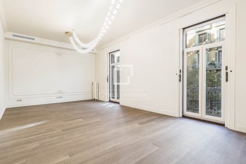 4 bedrooms apartment for sale in Barcelona, Catalonia, Spain № 4324 - photo 4