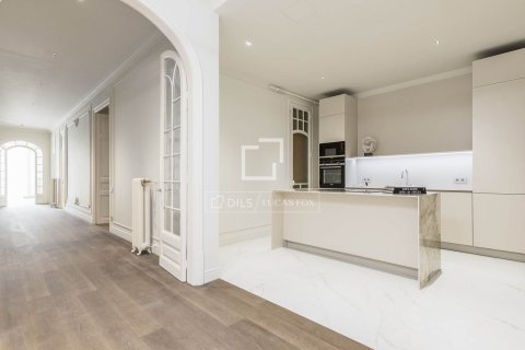 4 bedrooms apartment for sale in Barcelona, Catalonia, Spain № 4324 - photo 12
