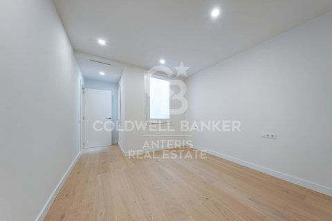 Apartamento de 3 dormitorios en venta en Barcelona, Cataluña, Spain № 7841 - foto 17