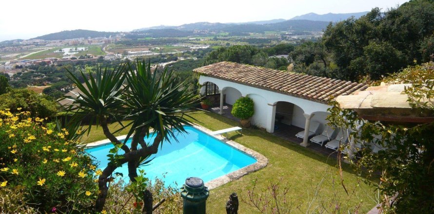 Сasa de 13 dormitorios en venta en Platja D'aro, Gerona, Cataluña, Spain № 1750