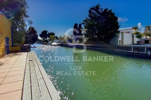 Сasa de 7 dormitorios en venta en Empuriabrava, Gerona, Cataluña, Spain № 6026 - foto 2
