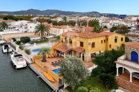 Сasa de 7 dormitorios en venta en Empuriabrava, Gerona, Cataluña, Spain № 6026 - foto 17