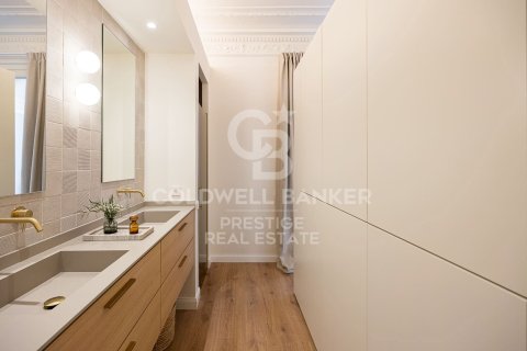 Apartamento de 4 dormitorios en venta en Barcelona, Cataluña, Spain № 5632 - foto 19