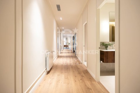 Apartamento de 4 dormitorios en venta en Barcelona, Cataluña, Spain № 5632 - foto 12