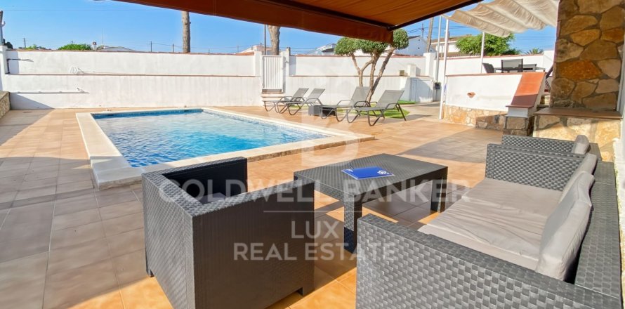 Сasa de 3 dormitorios en venta en L'Escala, Gerona, Cataluña, Spain № 5634