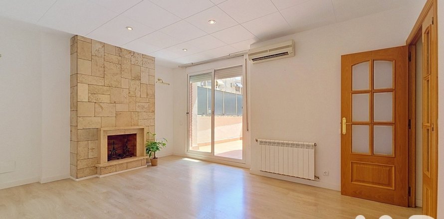 Apartamento de 3 dormitorios en venta en Barcelona, Cataluña, Spain № 8312