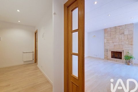 Apartamento de 3 dormitorios en venta en Barcelona, Cataluña, Spain № 8312 - foto 5
