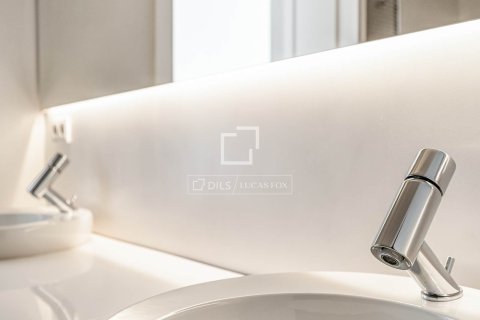 Apartamento de 5 dormitorios en venta en Barcelona, Cataluña, Spain № 3804 - foto 24