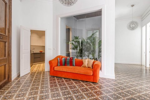 Apartamento de 5 dormitorios en venta en Barcelona, Cataluña, Spain № 3804 - foto 3