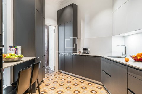 Apartamento de 5 dormitorios en venta en Barcelona, Cataluña, Spain № 3804 - foto 4