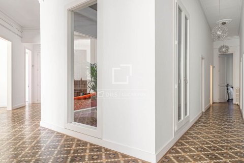 Apartamento de 5 dormitorios en venta en Barcelona, Cataluña, Spain № 3804 - foto 16