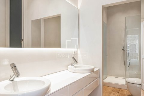 Apartamento de 5 dormitorios en venta en Barcelona, Cataluña, Spain № 3804 - foto 21