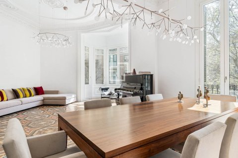 Apartamento de 5 dormitorios en venta en Barcelona, Cataluña, Spain № 3804 - foto 2
