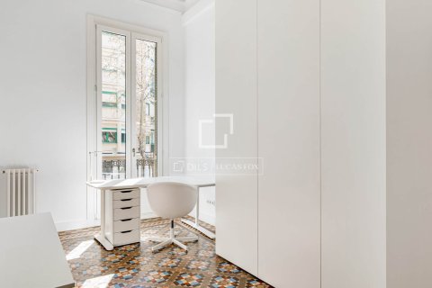 Apartamento de 5 dormitorios en venta en Barcelona, Cataluña, Spain № 3804 - foto 26