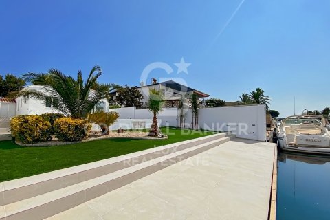 Villa de 3 dormitorios en venta en Empuriabrava, Gerona, Cataluña, Spain № 5956