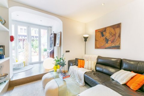 Apartamento de 7 dormitorios en venta en Barcelona, Cataluña, Spain № 1482 - foto 2