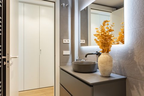 Apartamento de 3 dormitorios en venta en Barcelona, Cataluña, Spain № 1480 - foto 2