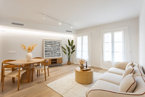 Apartamento de 3 dormitorios en venta en Barcelona, Cataluña, Spain № 1480 - foto 14