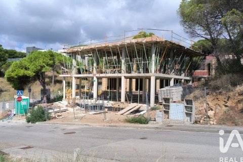Сasa de 4 dormitorios en venta en Sant Pol de Mar, Barcelona, Cataluña, Spain № 7521 - foto 7