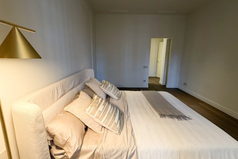 Apartamento de 4 dormitorios en venta en Barcelona, Cataluña, Spain № 1594 - foto 21